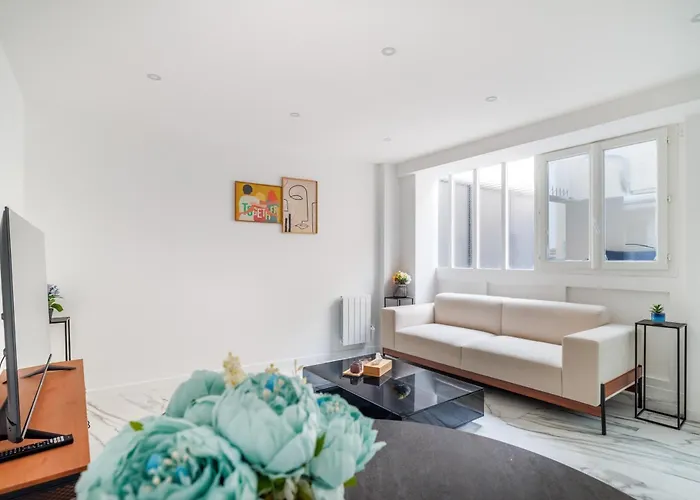 Spacious Flat For 4 People #1