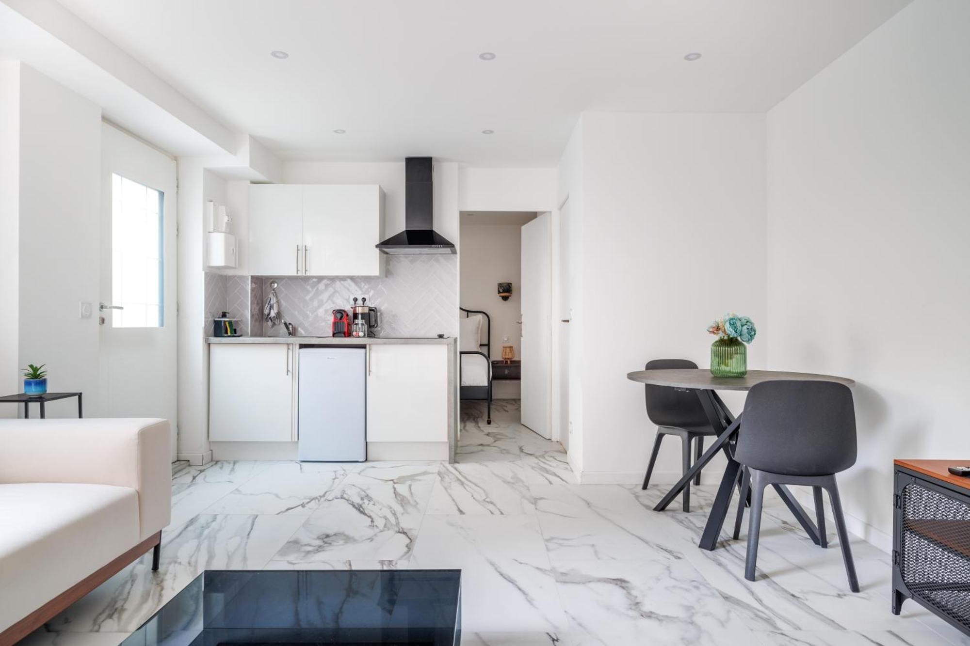 Spacious Flat For 4 People #1